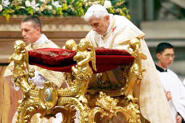 El Papa Benedicto XVI también bendijo el tradicional pesebre de Belén