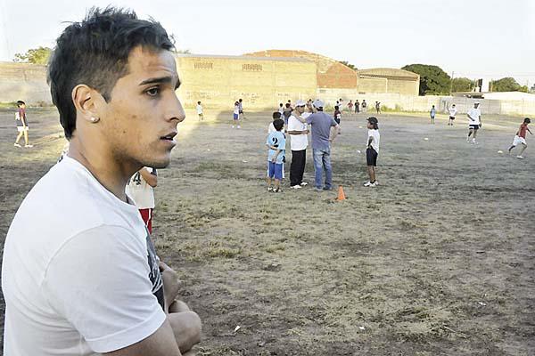 PLACER El ex delantero de Boca disfrutó mucho viendo a los chicos jugar a la pelota y divertirse como él lo hacía en esa canchita cuando era niño