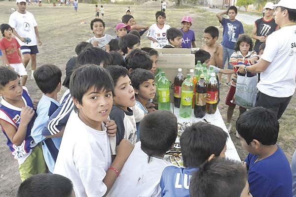 REFRIGERIO Después de jugar al f�tbol los chicos tomaron gaseosa y comieron cereales para reponer energías