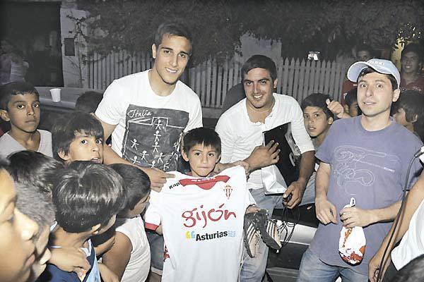 FELICIDAD Uno de los tantos chicos que se ganó una camiseta de Trejo