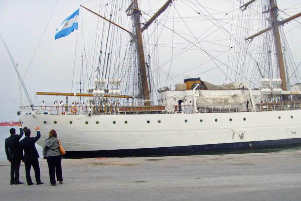 Turistas de todo el paiacutes recibiraacuten a la fragata