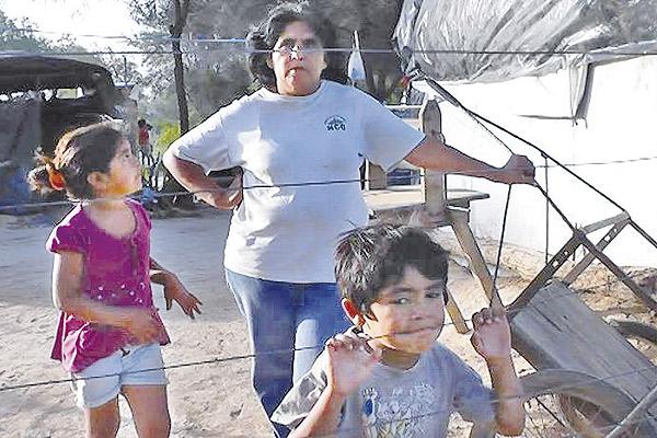AFECTADOS Margarita Ibarra y sus hijos tuvieron que abandonar la casa donde vivían porque la grieta la atravesó y corre peligro de derrumbe