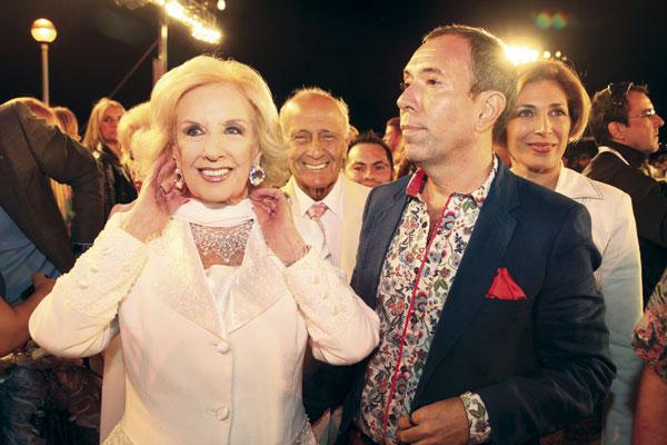 El Mar del Plata Moda Show 2013  brilloacute en Playa Grande y tambieacuten  con disentildeos de una santiaguentildea