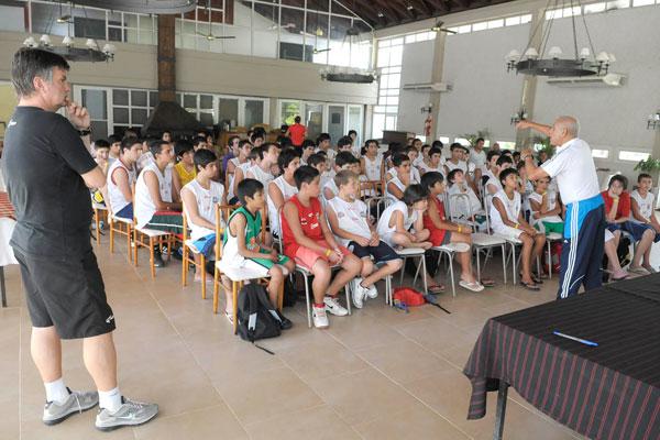 UN LUJO Alagastino le dio un toque de jerarquía al Campus Fernando Duró que ayer cumplió su tercera jornada Una experiencia inolvidable para los chicos