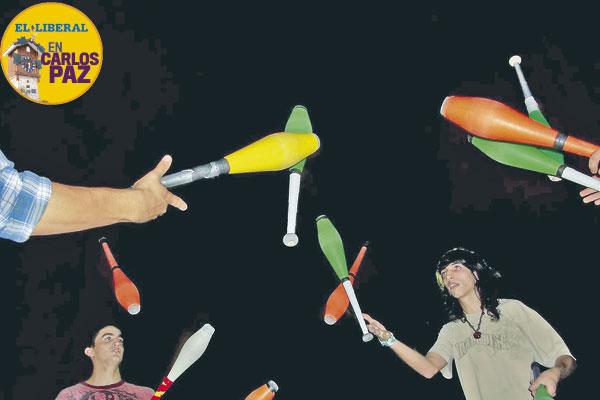 Los espectaacuteculos callejeros se suman  a la oferta nocturna