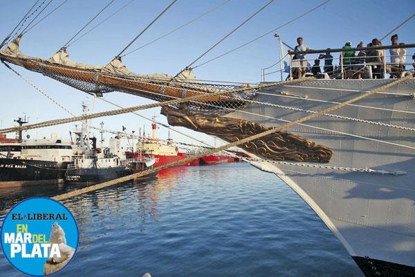 BAUPRÉS Es uno de los mstiles de una embarcación a vela concretamente el que sale casi horizontalmente por la proa Est unido al casco y lo remata ms a proa otro palo llamado botalón