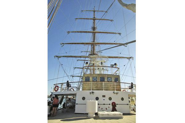 PALO MAYOR En los barcos de vela de tres palos el palo mayor es el que ocupa la posición central siendo el de ms a proa el trinquete y el de ms a popa el de mesana