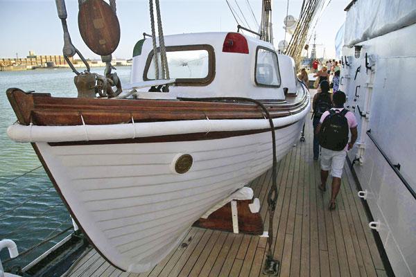 FALÚA Una faluca o fala es un barco de vela pequeño (por lo general pueden llevar cuarenta pasajeros ms un par de personas como tripulación)