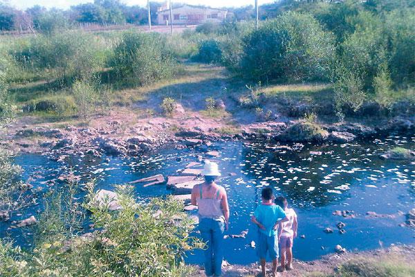TRASTORNOS La escuela Melitón Camaño quedó separada del pueblo por el derrame del residuo industrial