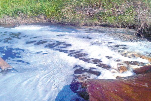 MAREA ROJA Millones de litros de vinaza del ingenio La Florida siguen avanzando por el canal interprovincial del Este hacia el departamento Jiménez