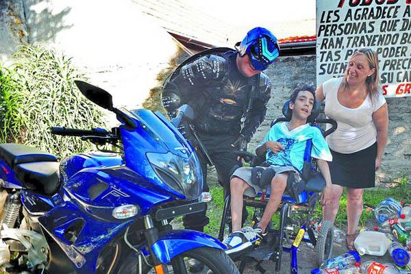 Menganno un superheacuteroe solidario que donoacute su moto para ayudar