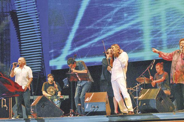 Peteco Carabajal el maacutes esperado en la apertura deL Festival de Cosquiacuten 2013