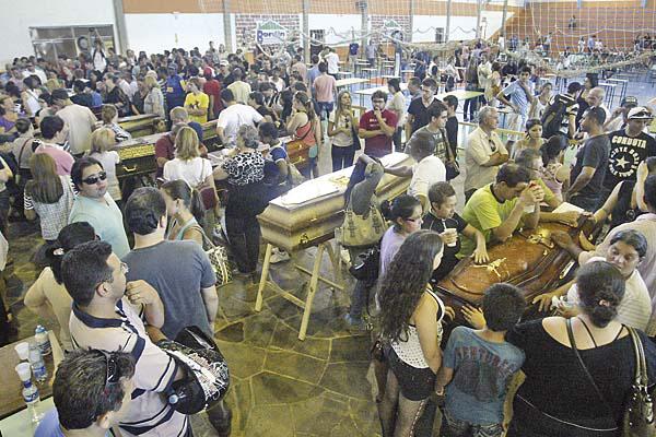 SIN LUGAR La cantidad de cuerpos colapsó la morgue de la ciudad