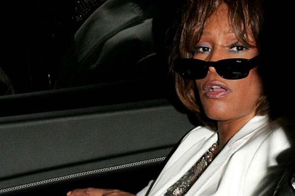 El hermano de Whitney Houston reveloacute que fue el primero que le dio drogas a la cantante