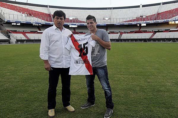 PRESENTACIÓN Juan Manuel Iturbe ya puede estar mucho ms tranquilo con la firma del contrato que se hizo ayer ante la presencia de Daniel Passarella