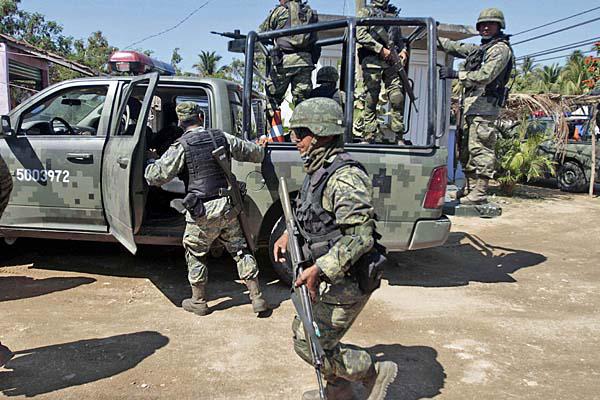 BÚSQUEDA Las autoridades locales dijeron que el Ejército y la Policía buscan a los atacantes