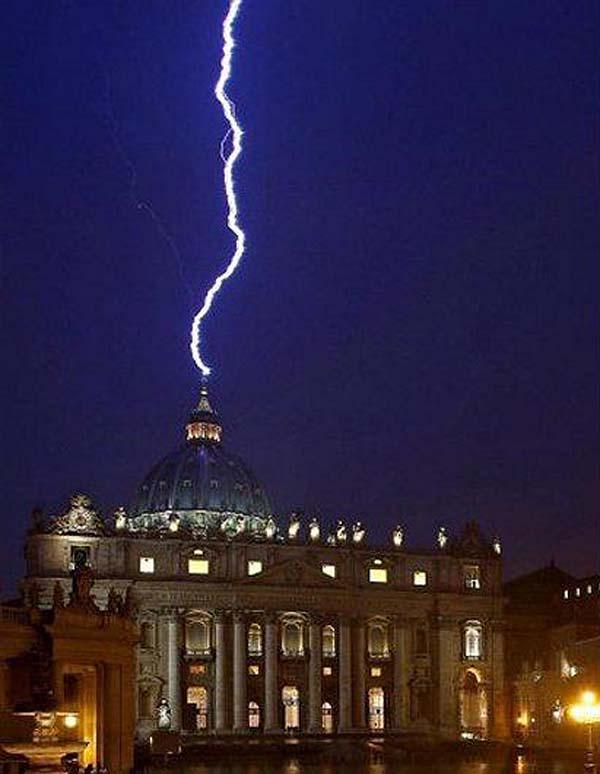 Un rayo cayoacute en la basiacutelica de San Pedro tras la renuncia del Papa