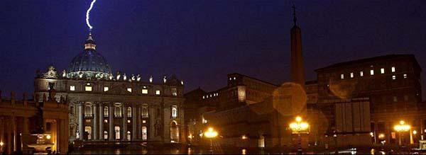 Un rayo cayoacute en la basiacutelica de San Pedro tras la renuncia del Papa