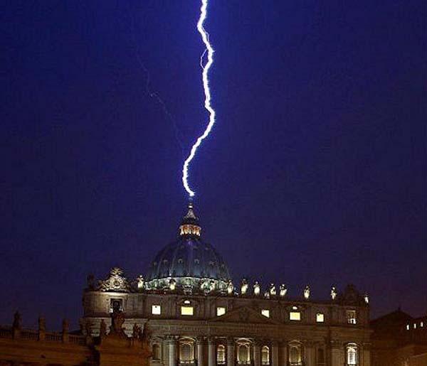 Un rayo cayoacute en la basiacutelica de San Pedro tras la renuncia del Papa