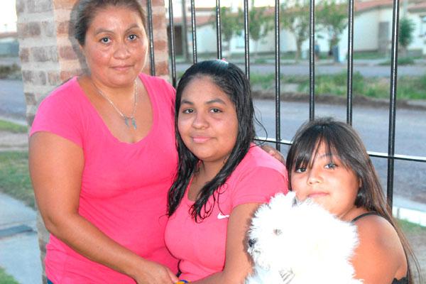 CONTENCIÓN Virginia (centro) junto a su mam y su hermana menor parte de una familia luchadora