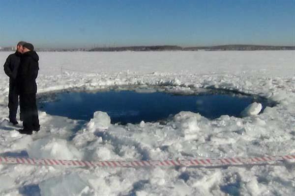 Científicos investigan un profundo hoyo en el hielo que produjo un fragmento del objeto cósmico Foto- AP 