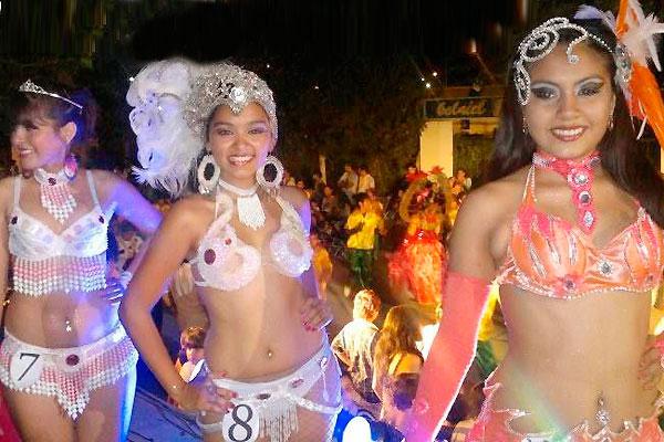 ALEGRÍA Las comparsas mostraron todo el color el brillo y los diferentes ritmos ante el aplauso del pblico