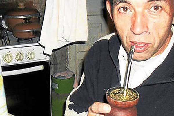 Reinaldo Cacho Rodas (53) un vigilador privado de la empresa Watchman manejaba su bicicleta playera gris por el carril lento de la autopista