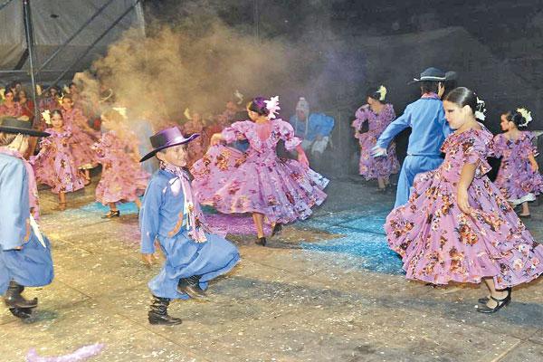 RAÍCES Las agrupaciones de danzas locales hicieron una gran demostración del arte nativo