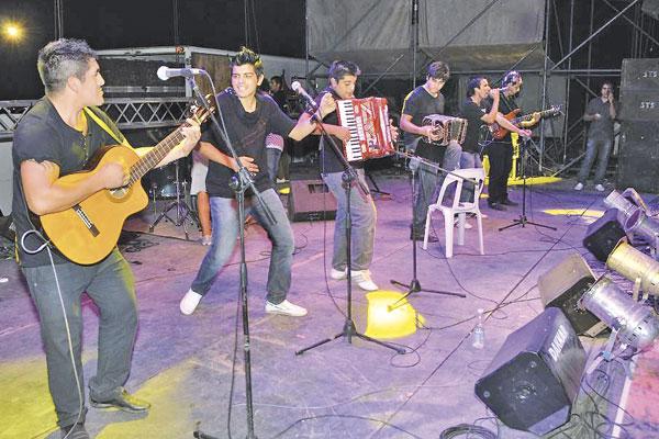 RITMOS El chamamé la chacarera y las canciones melódicas hicieron cantar y bailar a santiagueños y cordobeses en el sur