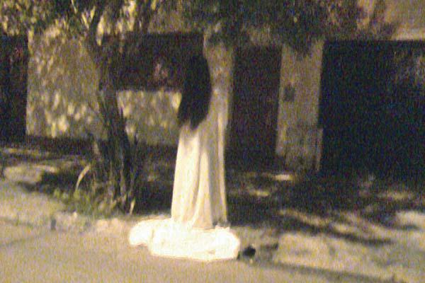 Fotografiacutean a una mujer de blanco en supuesto rito sataacutenico frente a una casa