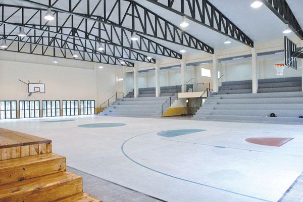 TAMAÑO El estadio cubierto impacta con su cancha de bsquet reglamentaria Est equipado con gradas y un escenario para mltiples actividades