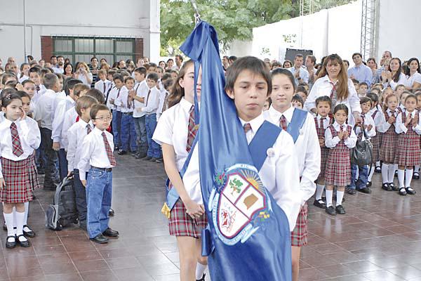 ACTO Los alumnos del colegio Big Ben regresaron a clases acompañados por sus padres