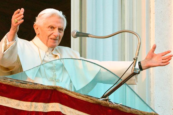 Tras ocho antildeos al frente de la Iglesia Benedicto XVI dejoacute el Vaticano como Papa