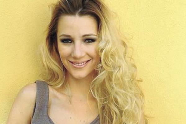 Micaela Breque feliz lejos de Calamaro y cerca del piloto