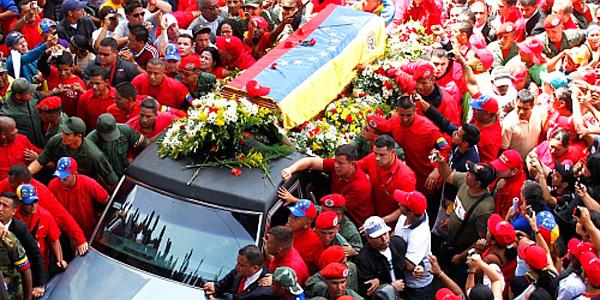 Comenzoacute el multitudinario velatorio de Hugo Chaacutevez en Caracas