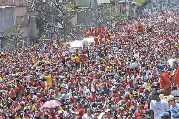 EMOTIVIDAD Venezolanos chavistas acompañan el cortejo f�nebre del difunto presidente en su camino a la Academia Militar y otros gritan vivas al Comandante desde las veredas