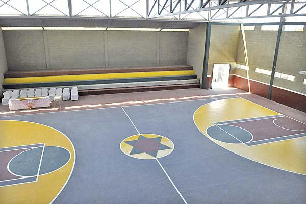 ESTADIO La escuela cuenta con una coqueta cancha de b�squet que permitir� la pr�ctica de educación física y diversos deportes