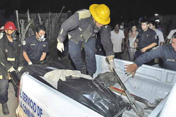 TAREA Los policías de la Seccional 35 y Bomberos se hicieron cargo de descolgar el cuerpo