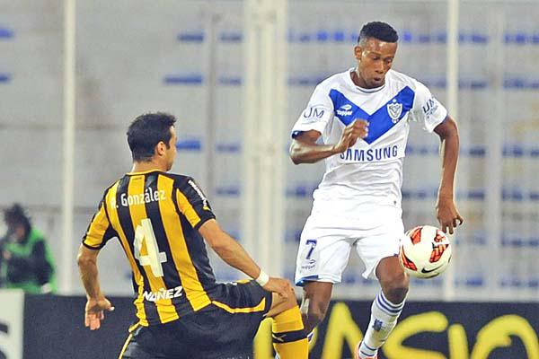 PRESENTE El delantero colombiano Jonathan Copete convirtió el tercero de la goleada de anoche de Vélez sobre el conjunto uruguayo