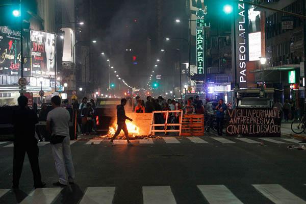 Enfrentamientos y detenidos en el intento de desalojo del CC San Martiacuten