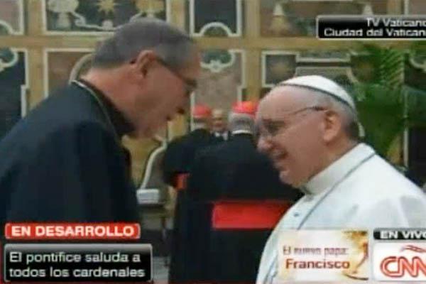 Humildad- el Papa no quiso que le besaran la mano