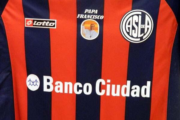 La camiseta que usaraacute hoy San Lorenzo en homenaje al papa Francisco