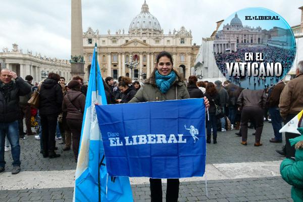 ORGULLOSA Rosana Francese hija de santiagueños se presentó en la plaza San Pedro con una bandera argentina y una inscripción bien destacada- Santiago