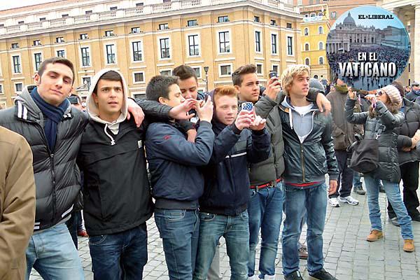 BRITÁNICOS Un grupo de jóvenes procedentes de Londres llegaron hasta la plaza San Pedro para escuchar a Su Santidad