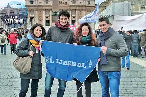 JUVENTUD Un grupo de jóvenes de la Comunit Neocatecumenali de Lazio llevaron su mensaje de amor y paz a la plaza San Pedro y se fueron alborozados por haber escuchado al Santo Padre