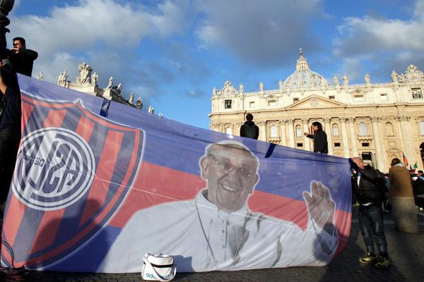En el Vaticano flameoacute la bandera de San Lorenzo