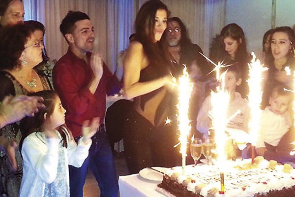 Andrea Rincoacuten celebroacute sus 28 antildeos junto a Ale Sergi y Miranda