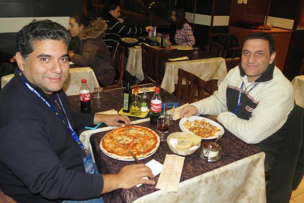 Por el consumo de una pizza una gaseosa y  un cafeacute cobran unos 200 en un bar de Roma