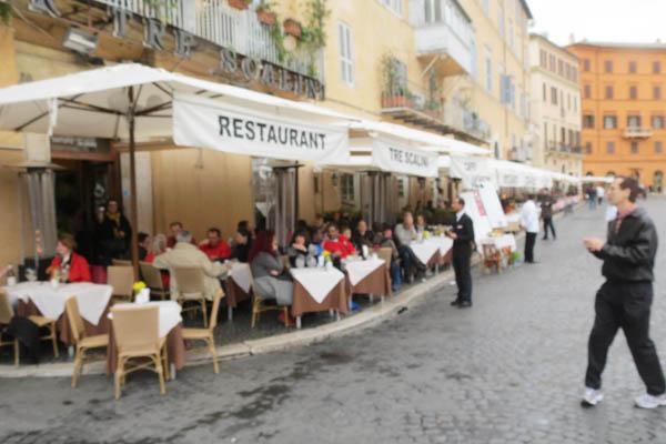 Por el consumo de una pizza una gaseosa y  un cafeacute cobran unos 200 en un bar de Roma