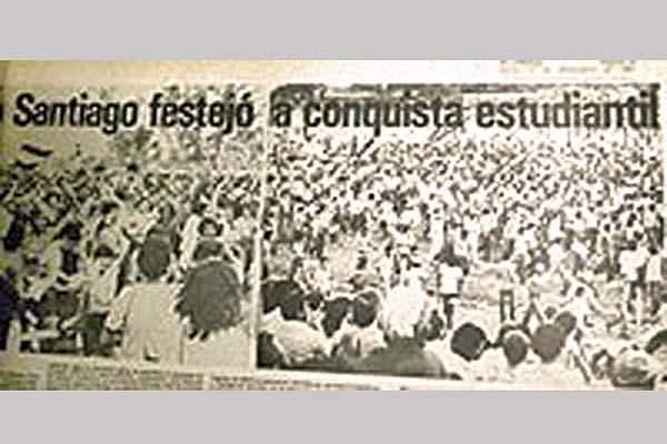 TRIUNFAZO Los hinchas invadieron la cancha de Mitre para festejar la clasificación para el Nacional de 1982